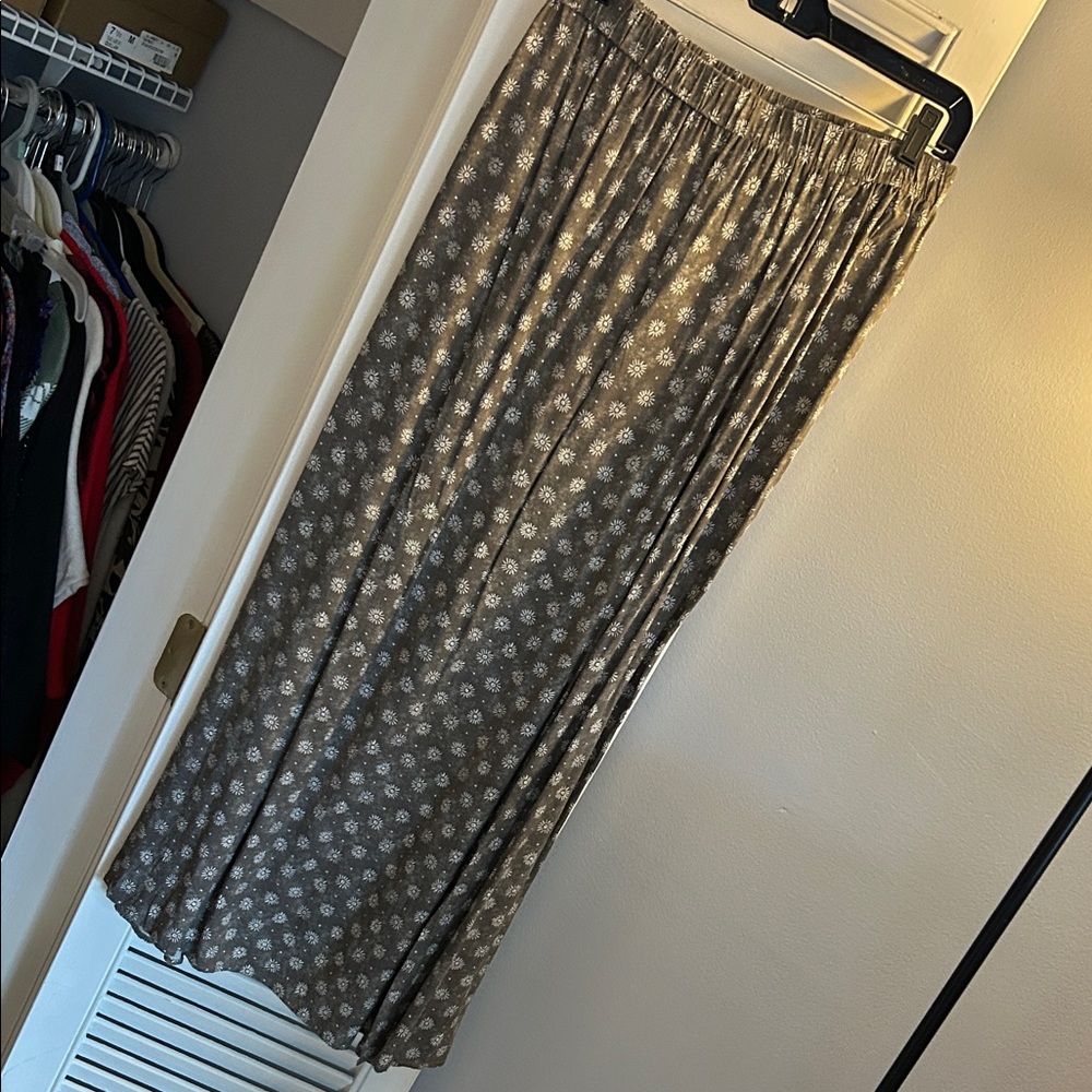 Cozy Casual Grey/White Floral Double-Slit Maxi Skirt - Sz L